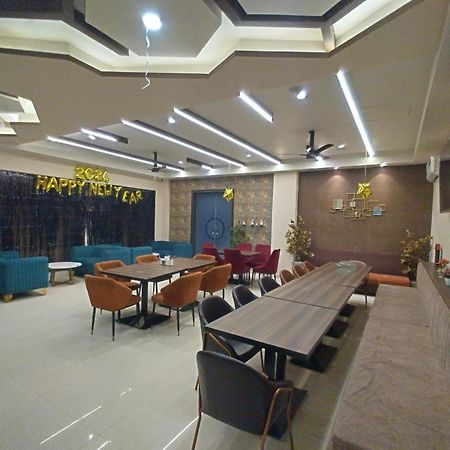 The Imperial Hotel And Convention Centre Канпур Екстериор снимка