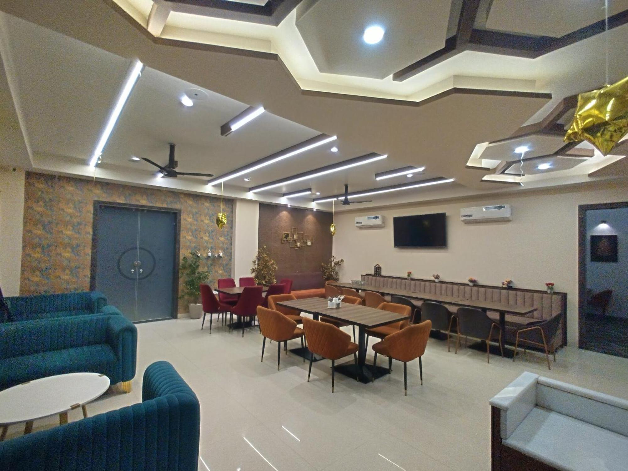 The Imperial Hotel And Convention Centre Канпур Екстериор снимка