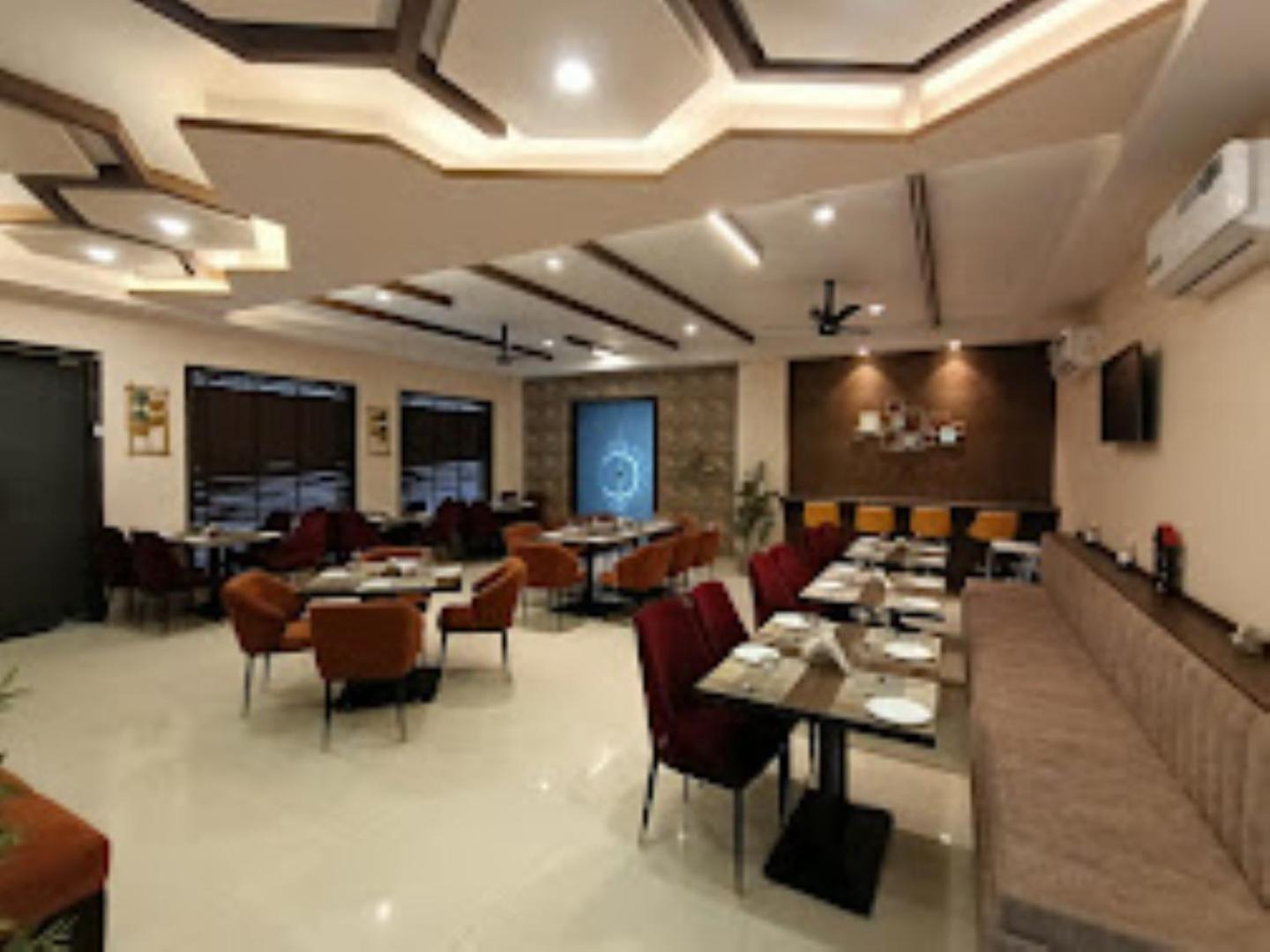 The Imperial Hotel And Convention Centre Канпур Екстериор снимка