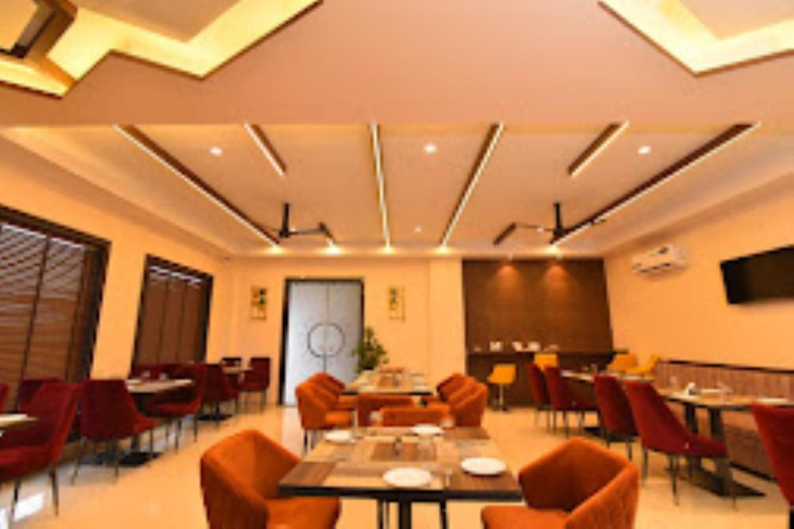 The Imperial Hotel And Convention Centre Канпур Екстериор снимка