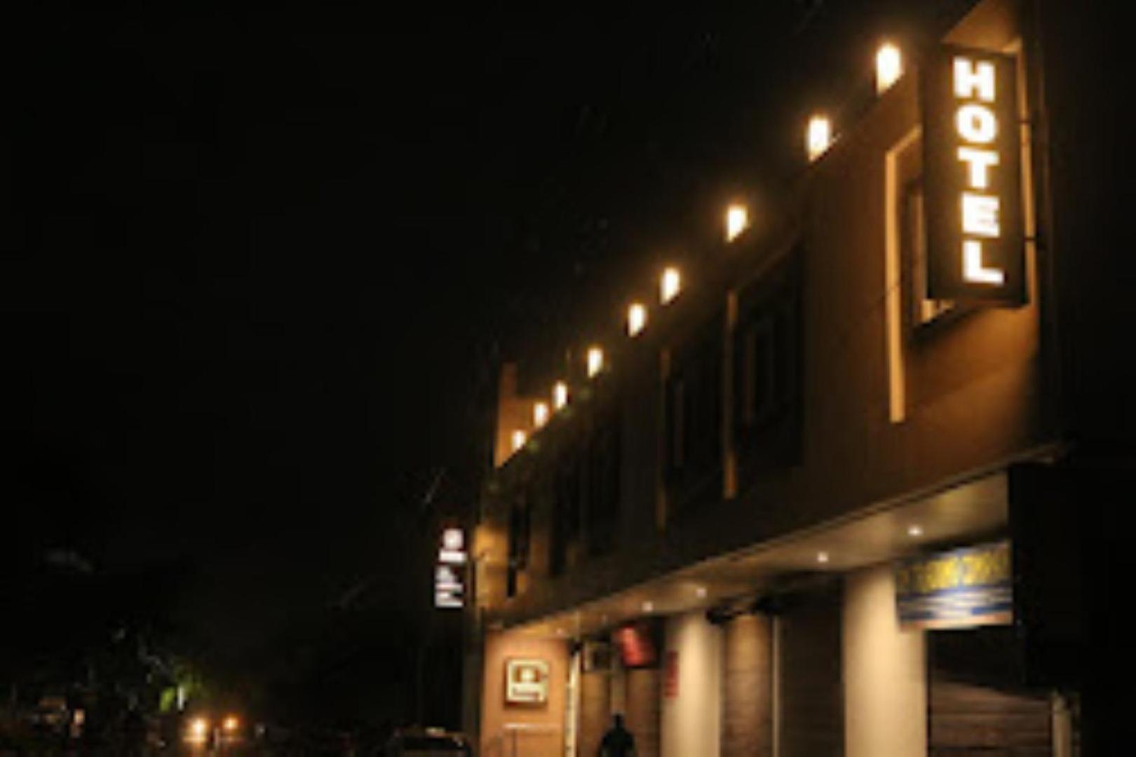 The Imperial Hotel And Convention Centre Канпур Екстериор снимка